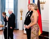 زوجة رئيس ألمانيا تترأس احتفالية استقبال ملك وملكة هولندا بساق مكسورة