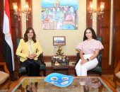 وزيرة الهجرة تلتقى "مريم طاحون" أصغر مغنية أوبرا مصرية فى النمسا للترويج لـ"اتكلم عربى"