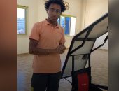 بأدوات بسيطة.. طالب مصرى يبتكر كرسى متحرك بالطاقة الشمسية "فيديو"