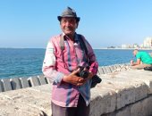 انغام وسمير صبرى الأبرز.. شاهد حكاية عم وحيد مع 40 سنة تصوير للنجوم على كورنيش الإسكندرية