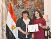 وزيرة الثقافة تلتقى المصرية مريم طاحون أصغر مغنية فى أوبرا فيينا
