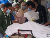 محبو ديليب كومار يلتفون حول جثمانه بعد خروجه من المستشفى    