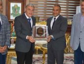 محافظ المنيا يكرم رئيس مدينة المنيا لترقيته سكرتيرًا عامًا مساعدًا لأسيوط