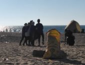 شباب متطوعون ينفذون حملة تنظيف شاطئ العريش