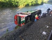 إصابة 17 تلميذا بعد خروج قطار ركاب عن مساره وسقوط إحدى عرباته فى نهر بالنمسا