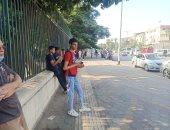 توافد طلاب الثانوية العامة على المدارس استعدادا لدخول لجان الامتحانات