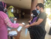 توافد طلاب الثانوية على مدرسة قومية العجوزة لأداء الامتحان وسط إجراءات وقائية