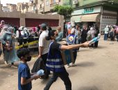 متطوعون شباب يوزعون زجاجات المياه والكمامات على طلبة الثانوية بالغربية.. صور