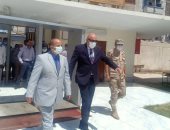 محافظ قنا يطمئن على سير امتحانات الثانوية العامة داخل اللجان.. صور