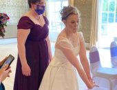 عروس بريطانية مصابة بالشلل من الصغر تمشي في يوم زفافها.. اعرف القصة