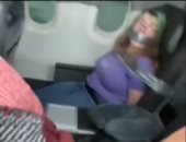 تقييد راكبة مشاغبة بشريط لاصق على متن طائرة أمريكية.. ماذا فعلت؟ "فيديو وصور"