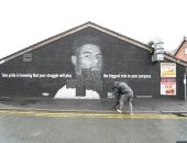 سكان مانشستر يرفضون تخريب جدارية راشفورد ويدونون رسائل الحب.. فيديو وصور
