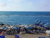 إقبال كبير على شواطئ الإسكندرية للاستمتاع بالمصيف.. فيديو وصور