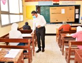محافظ الغربية يطمئن على الالتزام بإجراءات الوقاية بامتحان اللغة الأجنبية بقطور