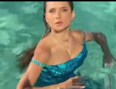 نيللي كريم بفستان في جلسة تصوير داخل حمام سباحة