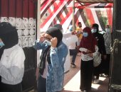 الثانوية العامة فى المحافظات.. اجراءات احترازية واتوبيسات مكيفة لحماية الطلاب من كورونا وحرارة الشمس.. تفتيش صارم للطلاب لمنع الغش.. وأولياء الأمور يساعدون أبناءهم بقراءة القرآن والدعاء من أمام اللجان.. صور