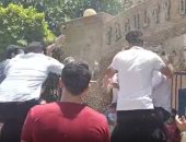 شاهد احتفال الطلاب الوافدين بجامعة المنصورة بتخرجهم أمام الكلية.. فيديو 