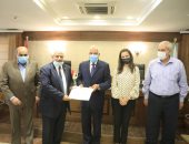 محافظ الجيزة يكرم 17 من قيادات المحافظة لجهودهم فى إتمام خطط المشروعات