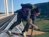 فرنسى يقفز من أعلى جسر فى العالم باستخدام لوح تزلج.. فيديو
