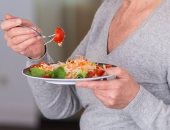 احذر.. 4 عادات للأكل تضر جسمك بعد سن الستين