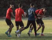 لقطة اليوم.. لاعبو الأهلى يضربون محمد شريف احتفالا بمولوده الأول "صور"
