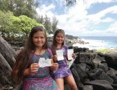 فتاة تعثر على رسالة في زجاجة في هاواي مرسلة من اليابان
