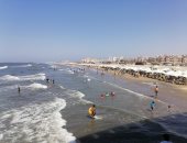 الويك إند أحلى على شاطئ بورسعيد.. آلاف المصطافين يستمتعون بالطقس المعتدل.. لايف