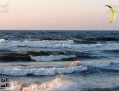 مصر الجميلة.. شاهد ركوب الأمواج وقت الغروب على شاطئ بورسعيد.. فيديو وصور