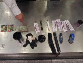 جمارك المطار تضبط محاولة تهريب مواد مخدرة وأسلحة بيضاء.. صور