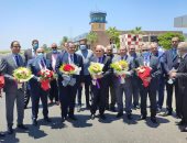 محافظ بورسعيد يستقبل أول رحلة قادمة من القاهرة بمطار بورسعيد.. فيديو وصور