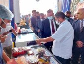 محافظ البحيرة يفتتح معرض السلع الغذائية بأسعار مخفضة فى إيتاى البارود.. صور