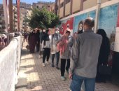 طلبة وطالبات الثانوية العامة يبدأون امتحان مادة الكيمياء فى محافظات مصر وسط تشديد أمنى.. تفتيش شامل للطلاب قبل دخول اللجان.. وإجراءات احترازية لحماية الجميع.. وحالة من الخوف بين طالبات كفر الشيخ والبحيرة