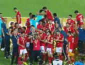 لاعبو الأهلي يتسلمون الميداليات الذهبية والشناوي يحمل كأس إفريقيا.. فيديو