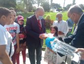 حدائق القاهرة والجيزة تستقبل المواطنين فى أول أيام عيد الأضحى.. جولة للمحافظين على الحدائق والمجازر وتوزيع اللحوم على دور الأيتام والألعاب على الأطفال.. وتشديدات على تطبيق إجراءات مواجهة كورونا.. صور