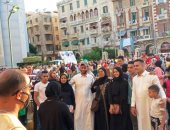 أهالى الإسكندرية يحتفلون بالسيلفى بعد صلاة عيد الأضحى.. صور