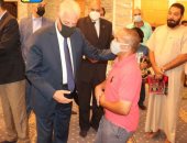 محافظ جنوب سيناء يوزع العيدية على عمال النظافة عقب أداء صلاة العيد.. صور