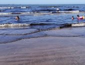 محافظة بورسعيد: بدء التعامل مع بقعة زيت ظهرت على أحد الشواطئ