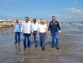 محافظ بورسعيد يعلن الانتهاء من إزالة آثار البقعة الزيتية على الشاطىء