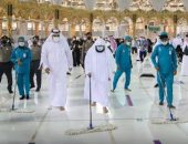 السديس يشارك فى تنظيف صحن المطاف بالكعبة للحجاج.. صور