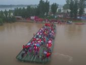 مدينة صينية تستخدم جسورا عائمة لإجلاء سكانها من خطورة الفيضانات.. فيديو