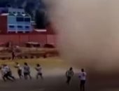 عاصفة ترابية تطارد لاعبى كرة قدم فى بوليفيا.. فيديو وصور