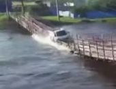 لحظة انهيار جسر معلق وابتلاع شاحنة بسبب فيضان شرقى روسيا.. فيديو