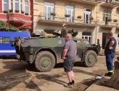 لقطات من تدخل عربات ومدرعات الجيش الألماني لإزالة آثار الفيضانات.. فيديو