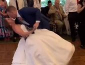 "حظها نحس" عروس تصاب بالتواء فى الركبة خلال رقصة حفل زفافها.. فيديو