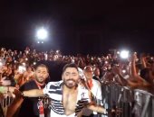 تامر حسني يتألق في أغنية "صعبة" بحفل العلمين الجديدة.. فيديو