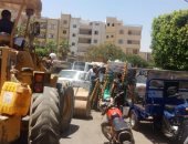 جهاز مدينة العبور ينفذ حملة جديدة لإزالة الإشغالات ويكثف أعمال تطوير الطرق