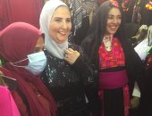 نيفين القباج تراقب مبيعات معرض ديارنا وتأخذ رأى الزائرين عن المنتجات