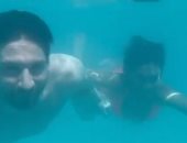 "حق الكبير يدلع" ميسى في جولة غطس تحت الماء مع زوجته بعطلته الصيفية.. فيديو