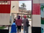 بوابات تعقيم وتفتيش بالعصا الإلكترونية لطلاب الثانوية في امتحان التاريخ.. إلزام الطلاب بارتداء الكمامات.. وشباب متطوعون يعقمون لجان بئر العبد شمال سيناء.. وغياب 26 طالبا في بنى سويف.. فيديو وصور