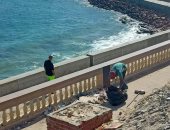 حملات مكثفة لرفع المخلفات وتنظيف شوارع محافظة مطروح.. صور